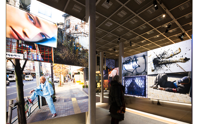 Vue de l'exposition Daido Moriyama Daido Tokyo (6 février - 5 juin 2016). Photo : Luc Boegly.