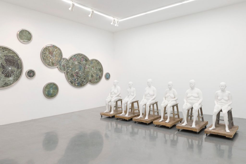 Vue de l'exposition "The Laws of Reversed Efforts" de Bharti Kher, Courtesy Galerie Perrotin