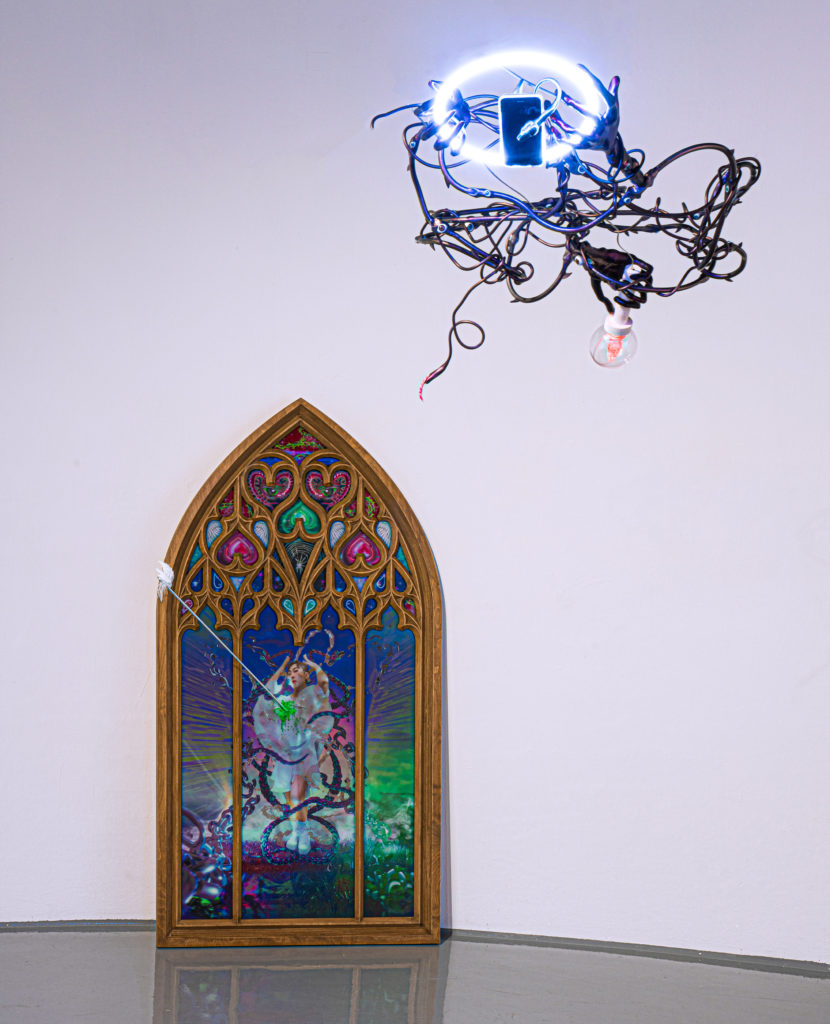 Dew Kim, Enrapture (2022), wood, lenticular print, mixed media, 180x95x4 cm, and LOOK (2022), iron, aluminum, clay, neon light, light stick, 3D printed resin, iPhone, mixed media, 115x75x30 cm © Seungwook Yang 