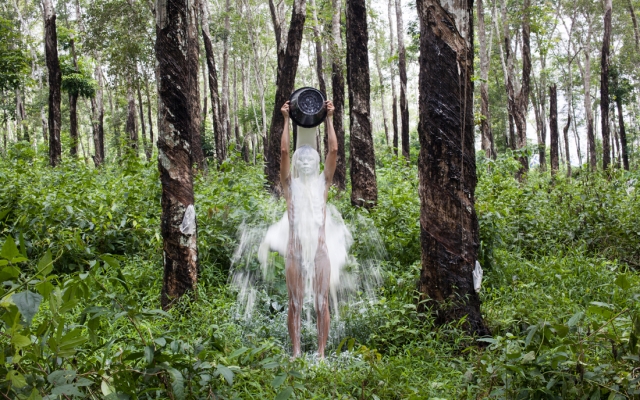 Rubber Man, 2015 Khvay Samnang Installation : 3 vidéos HD, couleur, son,oproduction : Jeu de Paume, Paris, FNAGP et CAPC de Bordeaux. Courtesy de l’artiste. © Khvay Samnang, 2015